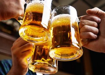 પોલીસ ગઈ દારૂની મહેફીલ પર દરોડો પાડવા અને કંઈક આવું થયું