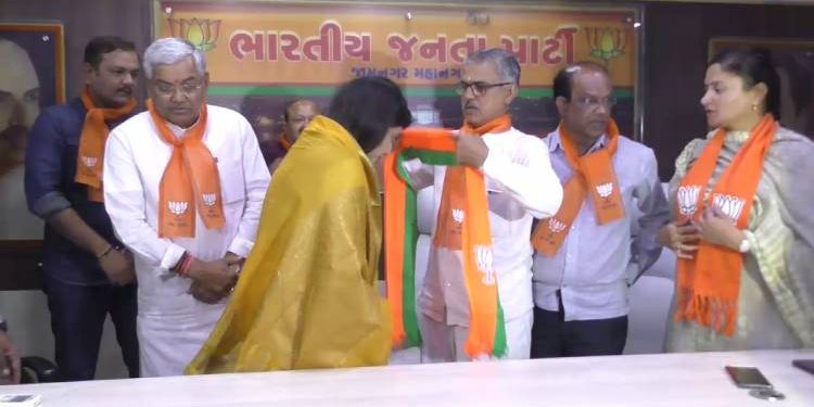 રીવાબા જાડેજાએ ભાજપમાં જોડાયા બાદ શું આપી પ્રતિક્રિયા.?જુઓ VIDEO