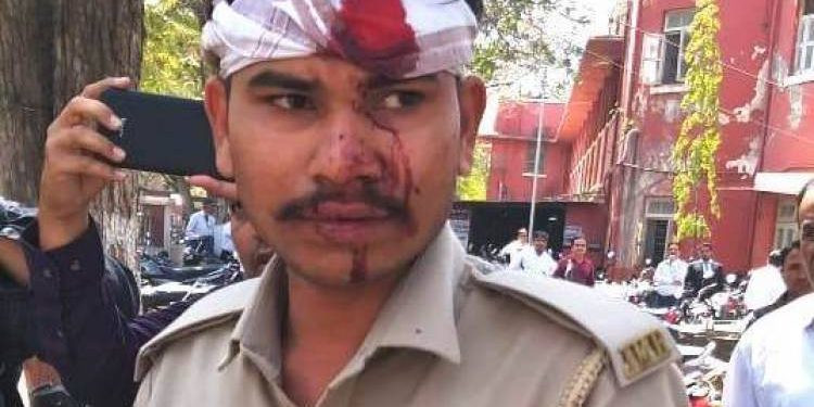 કોર્ટ પરિસરમા જ હત્યા કેસના આરોપીએ પોલીસકર્મીને મારી હથકડી…