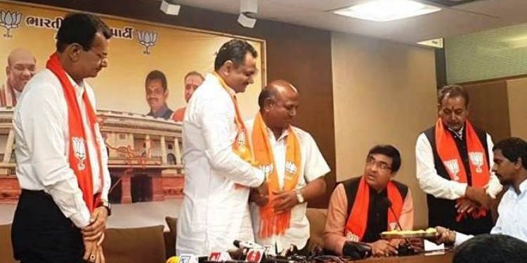 એક તરફ વલ્લભ ધારવીયાએ ભાજપનો ખેસ ધારણ કર્યો બીજી તરફ જામનગરમાં થયું પૂતળા દહન