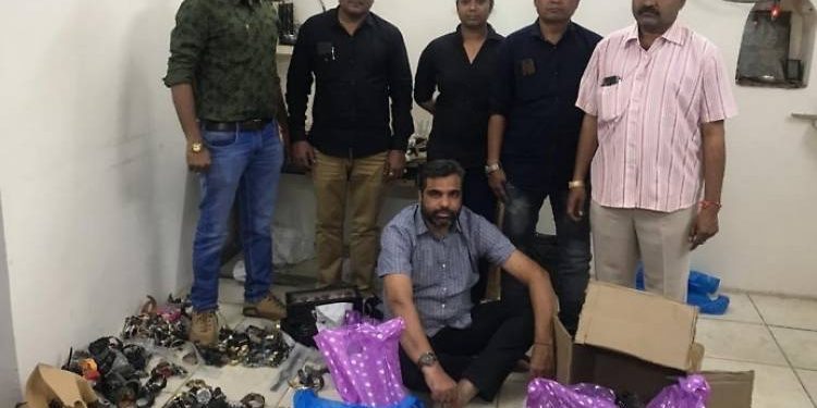 બ્રાન્ડેડના જમાનામાં ઝડપાઇ નકલી બ્રાન્ડેડ ઘડીયાળો