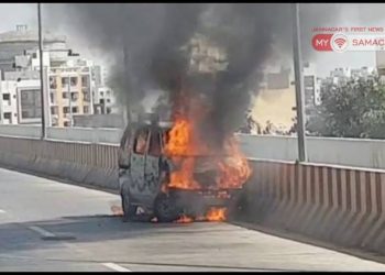 અંધાશ્રમ ઓવરબ્રીજ પર ભડ…ભડ..સળગી વાન.જુઓ VIDEO