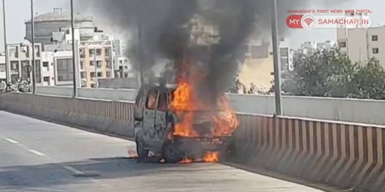 અંધાશ્રમ ઓવરબ્રીજ પર ભડ…ભડ..સળગી વાન.જુઓ VIDEO