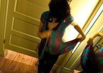 શોરૂમના ટ્રાયલ રૂમમાં કપડા બદલતી યુવતીનો વિડીયો બનાવતો હતો…