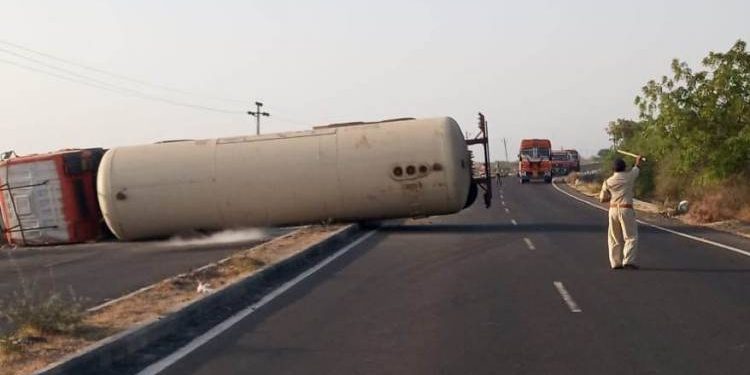 જોડિયા નજીક ગેસ ભરેલ ટેન્કરની પલ્ટી