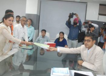 પૂનમબેન માડમ અને રાઘવજી પટેલે ભર્યું નામાંકન પત્ર..