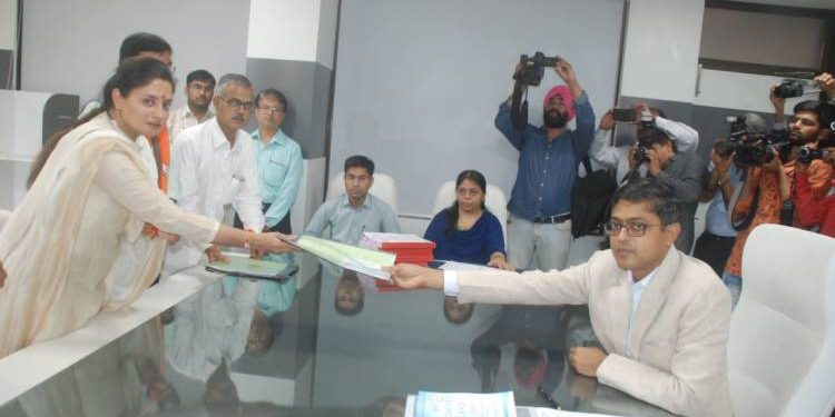 પૂનમબેન માડમ અને રાઘવજી પટેલે ભર્યું નામાંકન પત્ર..