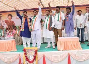 ઉમેદવારોના સમર્થનમાં યોજાયું સંમેલન, જીલ્લા પ્રમુખ રહ્યા ગેરહાજર