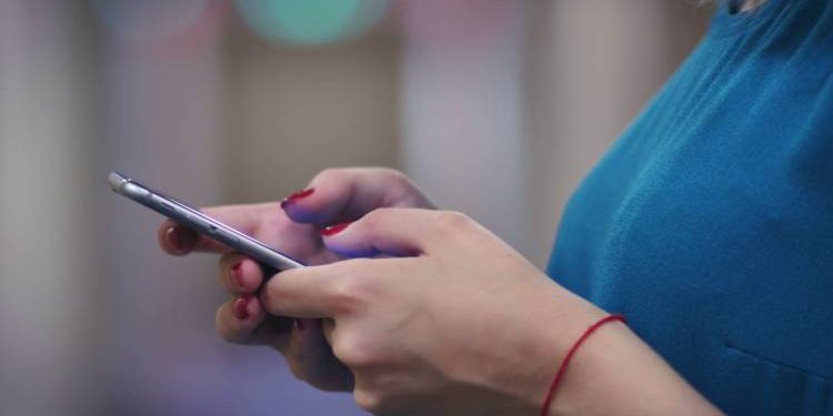 યુવતીએ Hi darling નો મેસેજ કર્યો બેંક કર્મચારીને, અને જવાબ આપવો આ રીતે ભારે પડ્યો