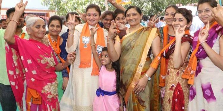 કાલાવડમાં પૂનમબેન માડમનું ગામેગામ ઉમળકાભેર કરાયું સ્વાગત