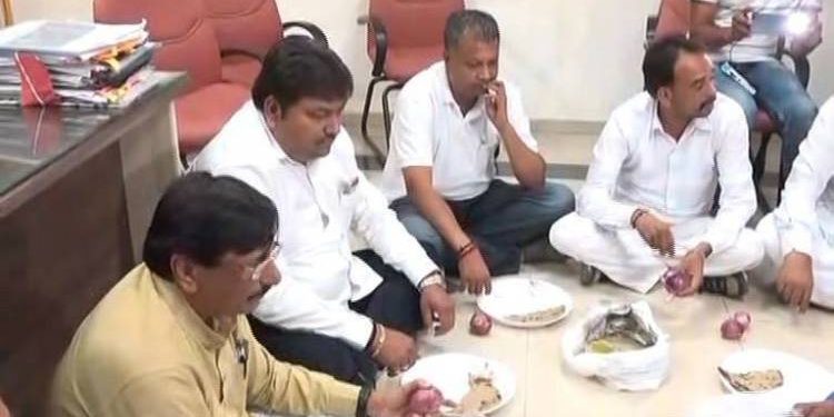 પાકવીમાના પ્રશ્ને જામજોધપુર સહિતના ૩ ધારાસભ્યોનો ગાંધીનગરમા મોરચો..