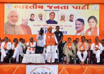 “એક તરફ ચોકીદાર છે બીજી તરફ ચોરોની જમાત છે”:વિજય રૂપાણી