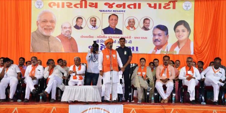 “એક તરફ ચોકીદાર છે બીજી તરફ ચોરોની જમાત છે”:વિજય રૂપાણી