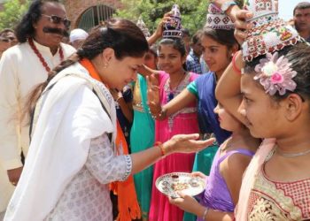 કલ્યાણપુર પંથકમાં પૂનમબેનનું ગામઠી પરંપરાથી વિજયી સંકલ્પ સાથે સ્વાગત