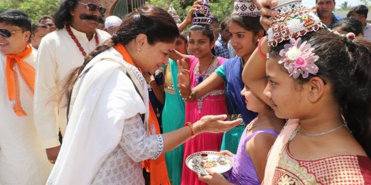 કલ્યાણપુર પંથકમાં પૂનમબેનનું ગામઠી પરંપરાથી વિજયી સંકલ્પ સાથે સ્વાગત