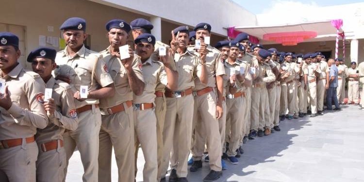 જામનગરમાં જવાનોએ આપ્યો મત..