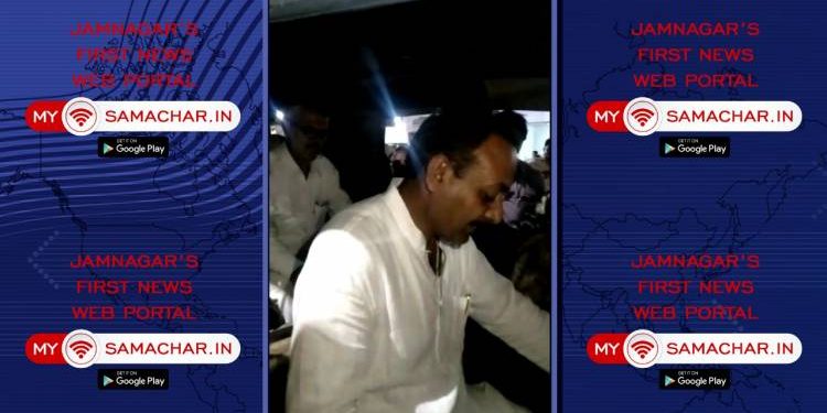 મંત્રી હકુભાએ ચલાવી રીક્ષા,શહેર પ્રમુખ બન્યા પેસેન્જર