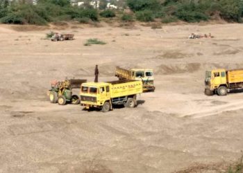 ધ્રોલ-જોડીયામાં ઓવરલોડ રેતીભરીને દોડતા ડમ્પરો તંત્રને શા માટે નથી દેખાતા?