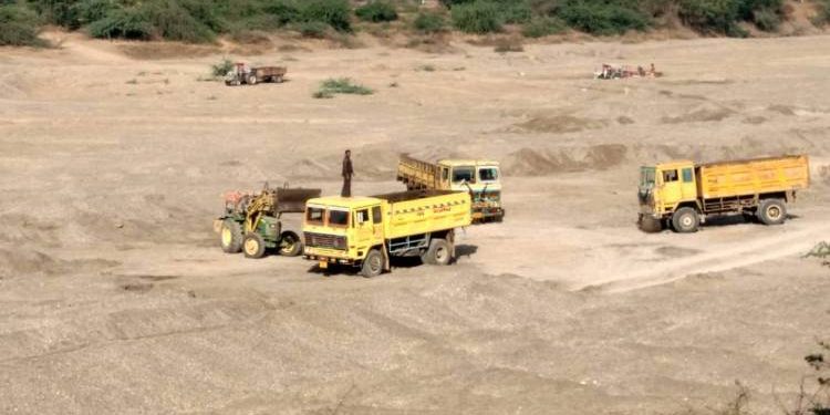 ધ્રોલ-જોડીયામાં ઓવરલોડ રેતીભરીને દોડતા ડમ્પરો તંત્રને શા માટે નથી દેખાતા?