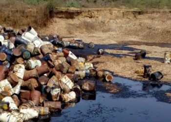 તળાવમાં કેમિકલ ભરેલા બેરલો કોણ ઠાલવી ગયું..?