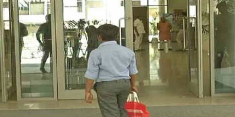 જ્યારે ૧૫ વર્ષીય કિશોર શિક્ષણમંત્રી પાસે અરજદાર બનીને પહોંચ્યો..