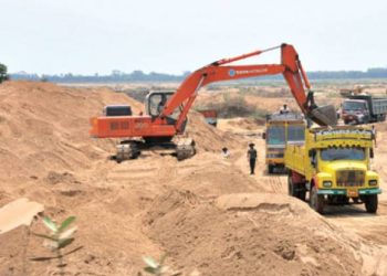 દેવભૂમિ દ્વારકા જિલ્લામાં રેતી ચોરીના કારણે દરિયાની સંરક્ષણ દિવાલ તુટી, ગંભીર ખતરો