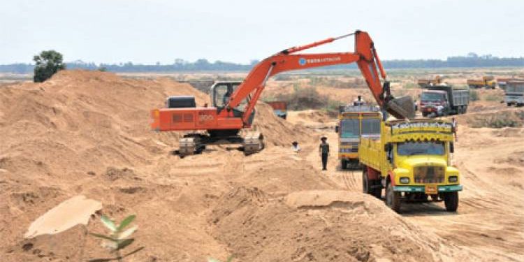 દેવભૂમિ દ્વારકા જિલ્લામાં રેતી ચોરીના કારણે દરિયાની સંરક્ષણ દિવાલ તુટી, ગંભીર ખતરો