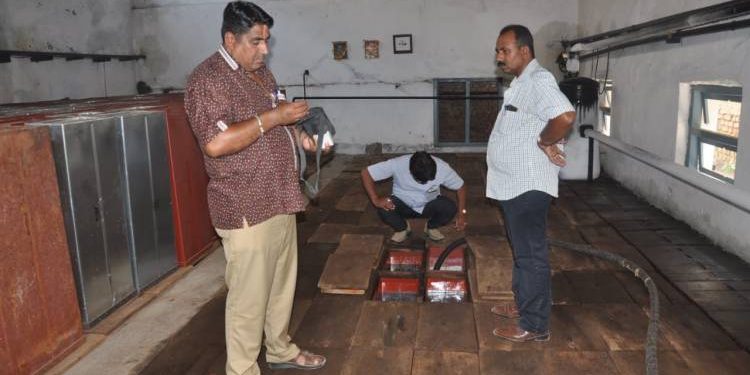 બરફના કારખાનાઓ પર મનપાની ફૂડ ઇન્સ્પેક્ટરોની ટીમ દ્વારા તપાસ