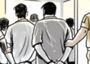 હોમગાર્ડ જવાનોની વધુ એક કરતુત, NRI ને ડરાવી 18 હજાર રોકડા સહીત આ ચીજવસ્તુઓ પડાવી લીધી…