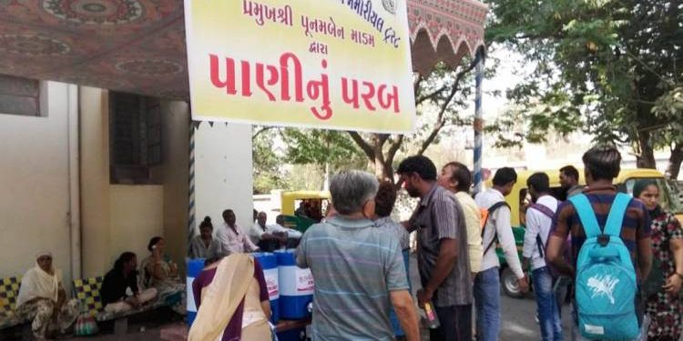 સ્વ.હેમતભાઇ રામભાઇ માડમ મેમોરીયલ ટ્રસ્ટ દ્વારા હોસ્પીટલો પાસે પરબ જેવી વ્યવસ્થા