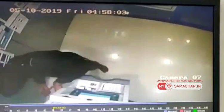 જામનગર:જુઓ..કઈ રીતે એક શખ્સ ATM મશીનને તોડવાનો કરી રહ્યો છે પ્રયાસ..