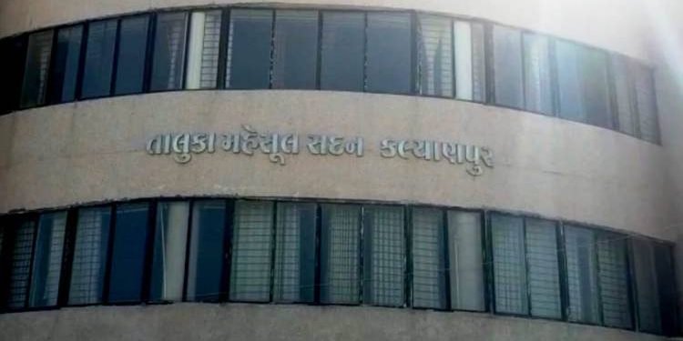 મામલતદાર કચેરીમા ગાળો બોલવાની ના પાડી અને ઉશ્કેરાયો શખ્સ પછી….