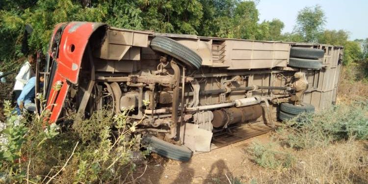 વડોદરા જતી લક્ઝરી બસ પલ્ટી ૩૦થી વધુ ઇજાગ્રસ્ત