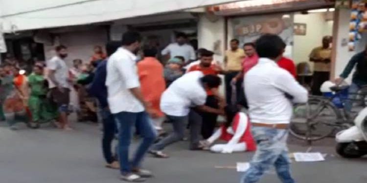 એક તરફ સ્ત્રી સશક્તિકરણની વાત,બીજી તરફ સ્ત્રીને જ લાત..