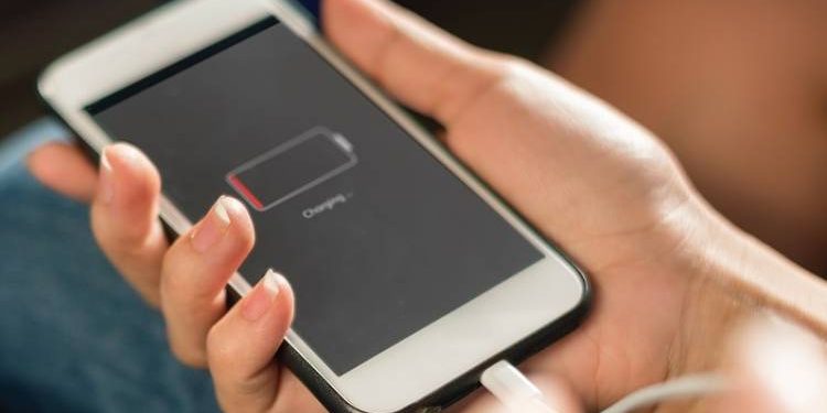 મોબાઈલ ચાર્જમાં મુકીને ઉપયોગ કરનાર લોકો માટે આ છે લાલબતી સમાન કિસ્સો..