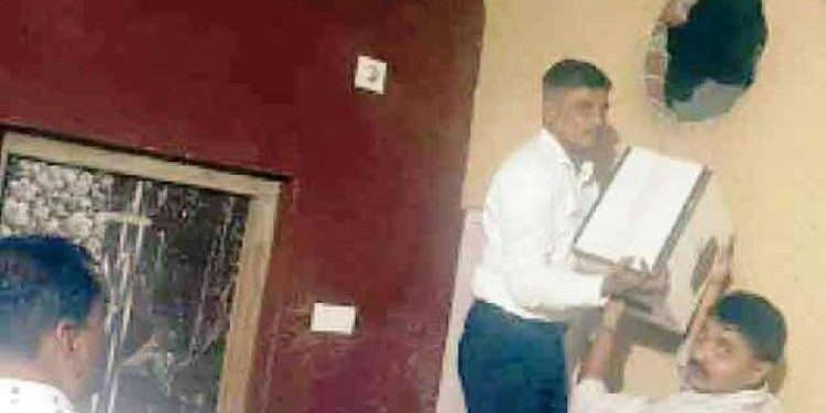 દારૂ છુપાવવાની આ તરકીબ જોઈ…