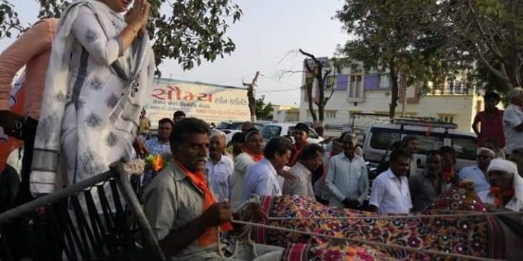 સાંસદ પૂનમબેનનું આમરણમા ઐતિહાસીક સ્વાગત કરતાં ગ્રામજનો..