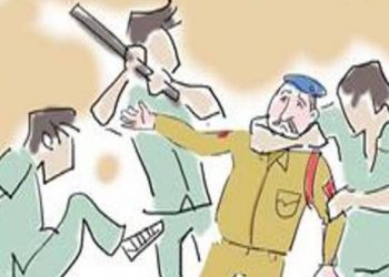 પકડ વોરંટ લઇ આરોપીને પકડવા ગયેલ પોલીસ સ્ટાફ પર હુમલો કરી નાખ્યો 