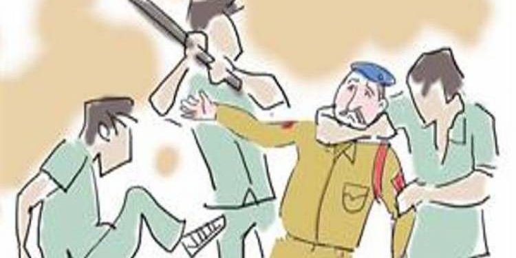 રેઇડ કરવા ગયેલ મીઠાપુર પોલીસ પર હુમલો..