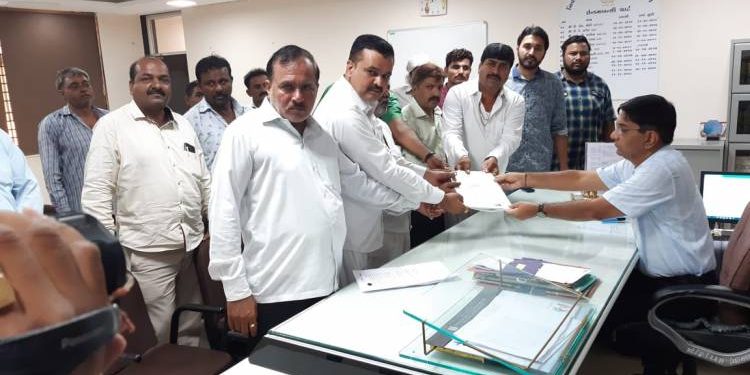 જયારે સ્થાનિકોએ પોતાના લોહીની સહીવાળું આપ્યું આવેદન,આવી છે વેદના…