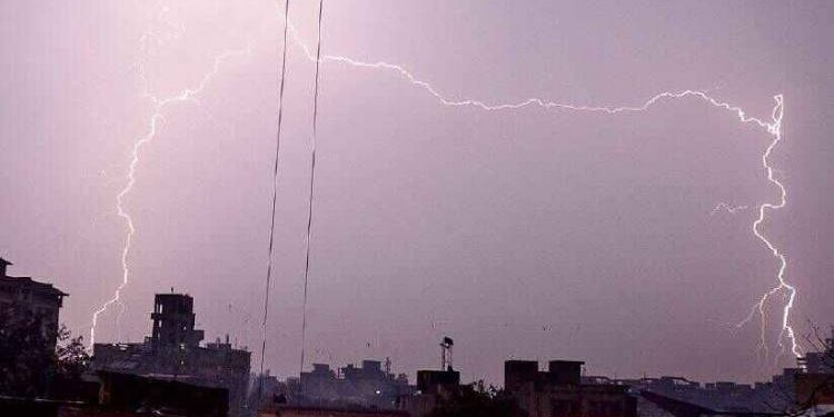 ક્યાંક છાપરા ઉડ્યા તો ક્યાંક વાદળ ફાટ્યું, ‘મહા વાવાઝોડા’ની આફત