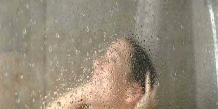 શરમ:બાથરૂમમાં સ્નાન કરી રહેલ મહિલાનો મકાનમાલિકના પુત્રએ બનાવ્યો વિડીયો