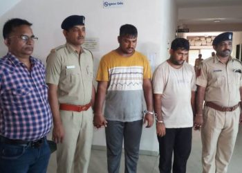 ATM કાર્ડ વાપનાર સાવધાન…કોઈને ના આપશો તમારું કાર્ડ…