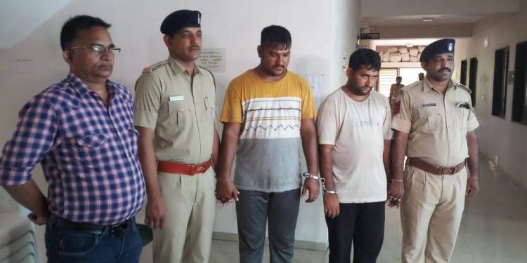 ATM કાર્ડ વાપનાર સાવધાન…કોઈને ના આપશો તમારું કાર્ડ…