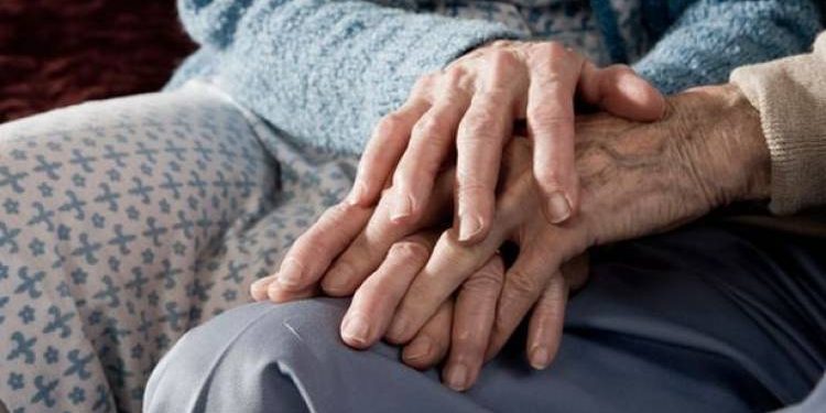 આ તે કેવો પુત્ર..જે બાપ ને લાફા અને બેટથી માર મારે…