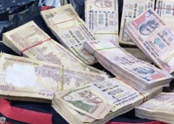 ૯૯ લાખની જૂની ચલણી નોટો ઝડપાઈ 