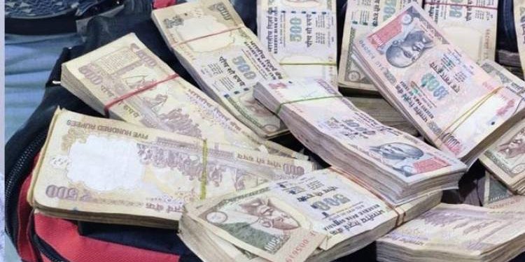 નોટબંધીમાં બંધ થયેલ જૂની લાખોની નોટો ત્રણ લોકો પાસેથી મળી આવી