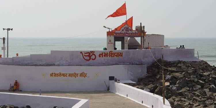 દ્વારકાના ભડકેશ્વર જતા ભાવિકો ઉપર ઝળુંબતુ જોખમ