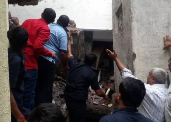 જામનગર: દેવુભાના ચોકમાં એક મકાન પડ્યું ત્રણ લોકો દબાયા