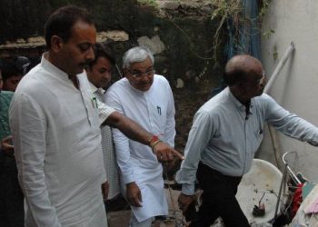 દેવુભા ચોક નજીક ધસી પડેલા મકાનના સ્થળ પર જાત તપાસ કરતા મંત્રીઓ…